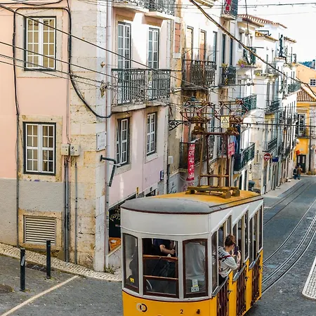 Апартаменти Be Modern & Spacious With A Private Patio! On Bica Funicular Street - Lis Downtown *