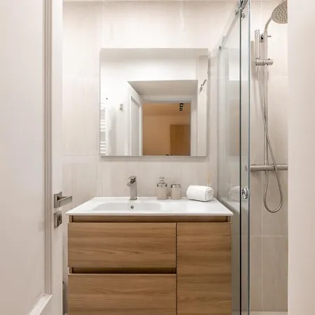 Be Modern & Spacious With A Private Patio! On Bica Funicular Street - Lis Downtown Apartment Lissabon