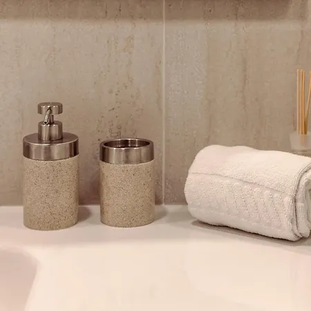 Be Modern & Spacious With A Private Patio! On Bica Funicular Street - Lis Downtown Apartment *