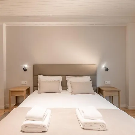 Be Modern & Spacious With A Private Patio! On Bica Funicular Street - Lis Downtown Lissabon