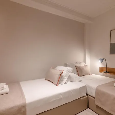 Apartment Be Modern & Spacious With A Private Patio! On Bica Funicular Street - Lis Downtown