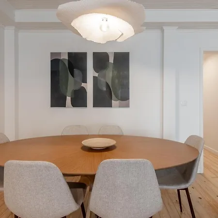 Be Modern & Spacious With A Private Patio! On Bica Funicular Street, Lis Downtown