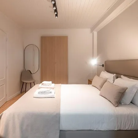 아파트 Be Modern & Spacious With A Private Patio! On Bica Funicular Street, Lis Downtown