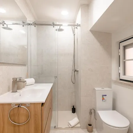 Be Modern & Spacious With A Private Patio! On Bica Funicular Street - Lis Downtown Lisbona