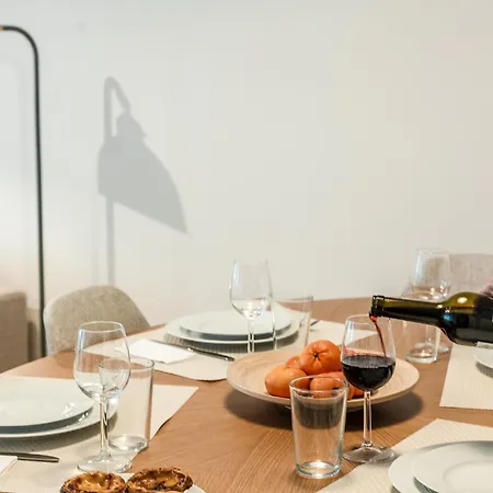 Be Modern & Spacious With A Private Patio! On Bica Funicular Street - Lis Downtown * Lisbona