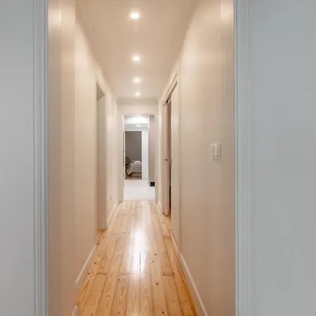 アパート Be Modern & Spacious With A Private Patio! On Bica Funicular Street - Lis Downtown リスボン