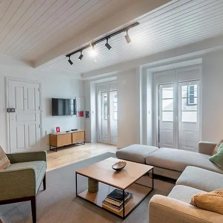 アパート Be Modern & Spacious With A Private Patio! On Bica Funicular Street - Lis Downtown リスボン