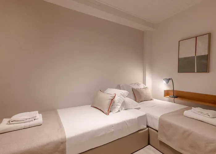 Apartment Be Modern & Spacious With A Private Patio! On Bica Funicular Street - Lis Downtown