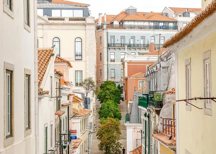 Apartment Be Modern & Spacious With A Private Patio! On Bica Funicular Street - Lis Downtown Lisbon